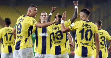 Fenerbahçe players celebrate during the Süper Lig match against Kasımpaşa, Istanbul, Türkiye, Feb. 16, 2025. (IHA Photo)