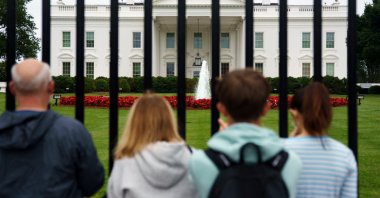  Tourists outside the White House in Washington, D.C.,  May 27, 2025. (EPA Photo)