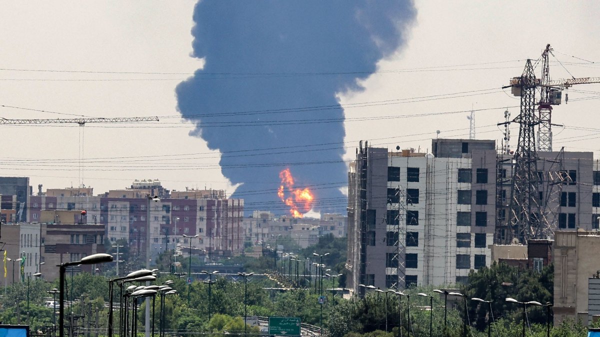 A plume of heavy smoke and fire rise over an oil refinery in southern Tehran, Iran, June 15, 2025. (AFP Photo)