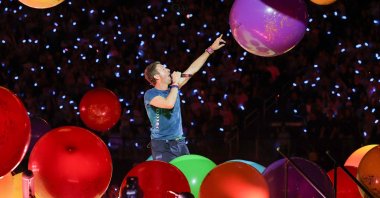 Chris Martin of Coldplay performs on a stop of the band&#039;s Music of the Spheres world tour at Allegiant Stadium, Las Vegas, Nevada, U.S., June 6, 2025. (AFP Photo)