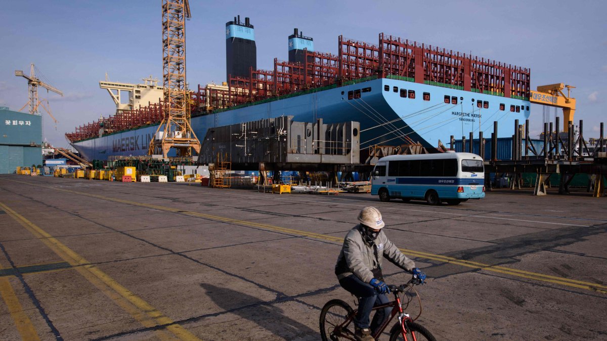 This file photo shows a general view of an under-construction Maersk triple-E class container ship at the Daewoo DSME shipyard in Okpo south of Busan, South Korea, Dec. 3, 2014. (AFP Photo)