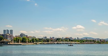 The landscape and seascape of the Marmara Sea viewed from Fenerbahçe Public Park, Istanbul, Türkiye. (Shutterstock Photo)