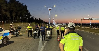 Police officers conduct traffic inspections on a main street, Adana, Türkiye, June 17, 2025. (AA Photo)