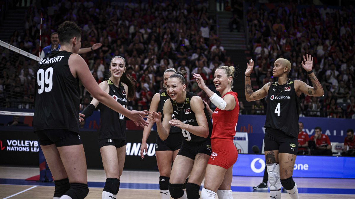 Türkiye volleyball national team players during the 2025 FIVB Volleyball Nations League match against Brazil, Istanbul, Türkiye, June 22, 2025. (IHA Photo)