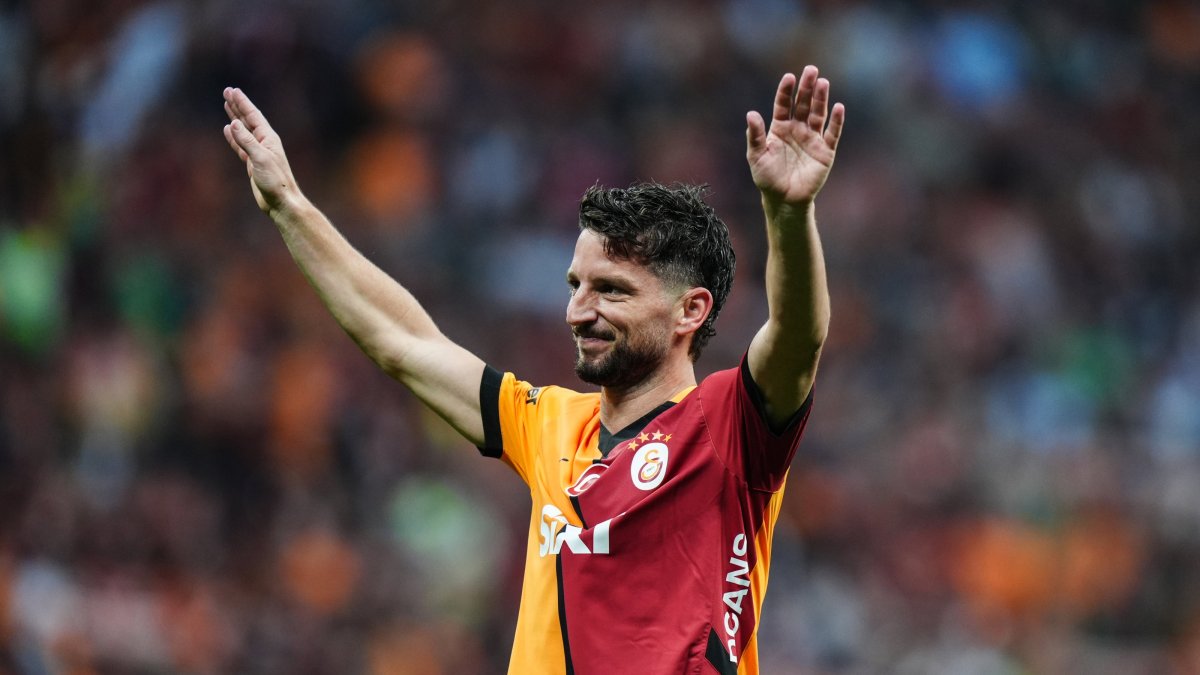 Mertens hangs up boots, to bid game final adieu in Hamsik tribute