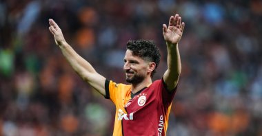 Galatasaray's Dries Mertens waves at fans during the Süper Lig match against Başakşehir at the RAMS Park, Istanbul, Türkiye, May 30, 2025. (AA Photo)