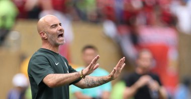 Chelsea&#039;s Italian head coach Enzo Maresca gestures during the FIFA Club World Cup 2025 Group D football match between Brazil&#039;s CR Flamengo and England&#039;s Chelsea at the Lincoln Financial Field stadium, Philadelphia, U.S., June 20, 2025. (AFP Photo)