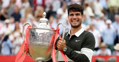 Spain&#039;s Carlos Alcaraz celebrates with the trophy after winning his final against Czechia&#039;s Jiri Lehecka during the Queen&#039;s Club Championships at the Queen&#039;s Club, London, U.K., June 22, 2025. (Reuters Photo)