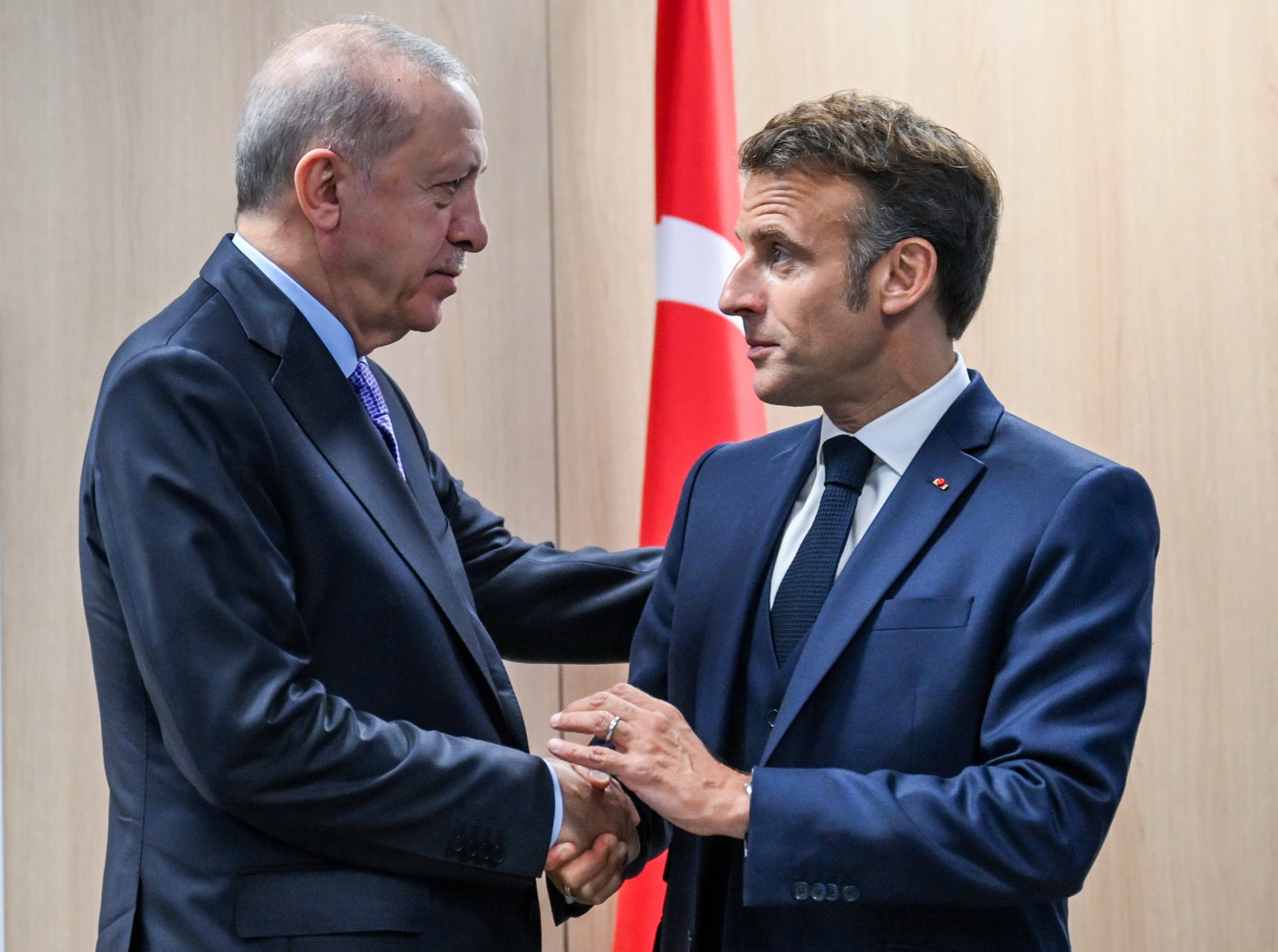 President Recep Tayyip Erdoğan shakes hands with French President Emmanuel Macron, The Hague, Netherlands, June 25, 2025. (AA Photo)