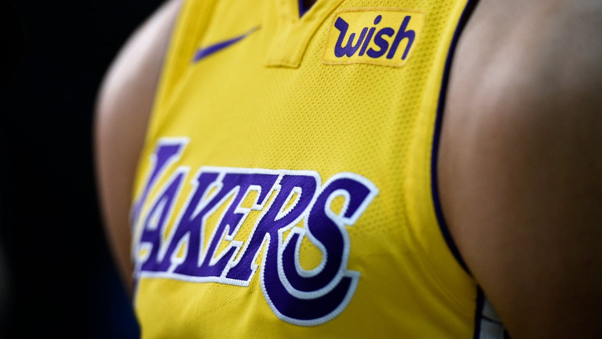 Los Angeles Lakers&#039; Lonzo Ball wears his new Nike jersey with the sponsor&#039;s logo "Wish" on the left chest during media day, El Segundo, U.S., Sept. 25, 2017. (AFP Photo)