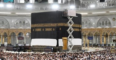Workers change the Kabaa&#039;s cover, known as Kiswah, in the grand mosque in the holy city of Mecca, Saudi Arabia, June 25, 2025. (Reuters Photo)