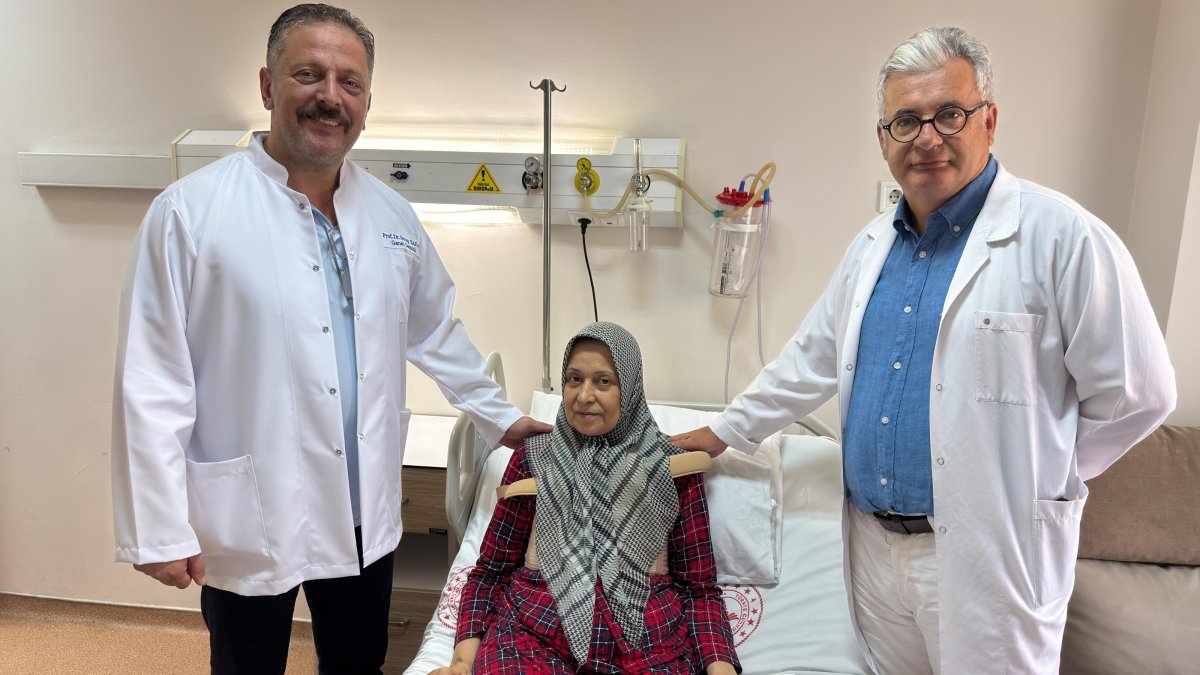 Güler Turan poses with doctors after a 10-hour surgery that replaced her blocked main coronary artery and three heart valves in Izmir, Türkiye, June 27, 2025. (AA Photo)