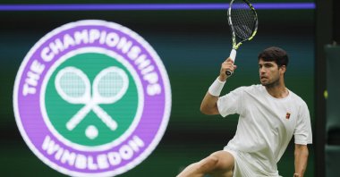 Spain&#039;s Carlos Alcaraz practises at Wimbledon Centre Court with Novak Djokovic of Serbia ahead of the Wimbledon Championships, London, U.K., June 26, 2025. (EPA Photo)