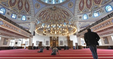 Believers enter a mosque run by the Turkish-Islamic Union for Religious Affairs (DITIB), Duisburg, Germany, Oct. 3, 2017. (AP Photo)