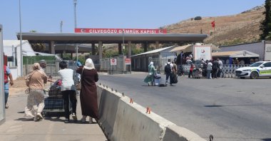 Syrian refugees head to the Cilvegözü border crossing, Hatay, southern Türkiye, June 25, 2025. (IHA Photo)