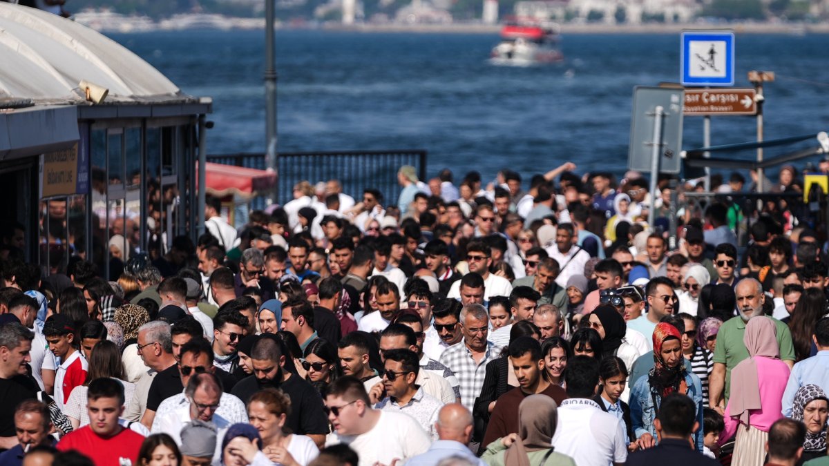 A general view of people enjoying a sunny day during the Qurban Bayram holiday, Istanbul, Türkiye, June 7, 2025. (AA Photo)