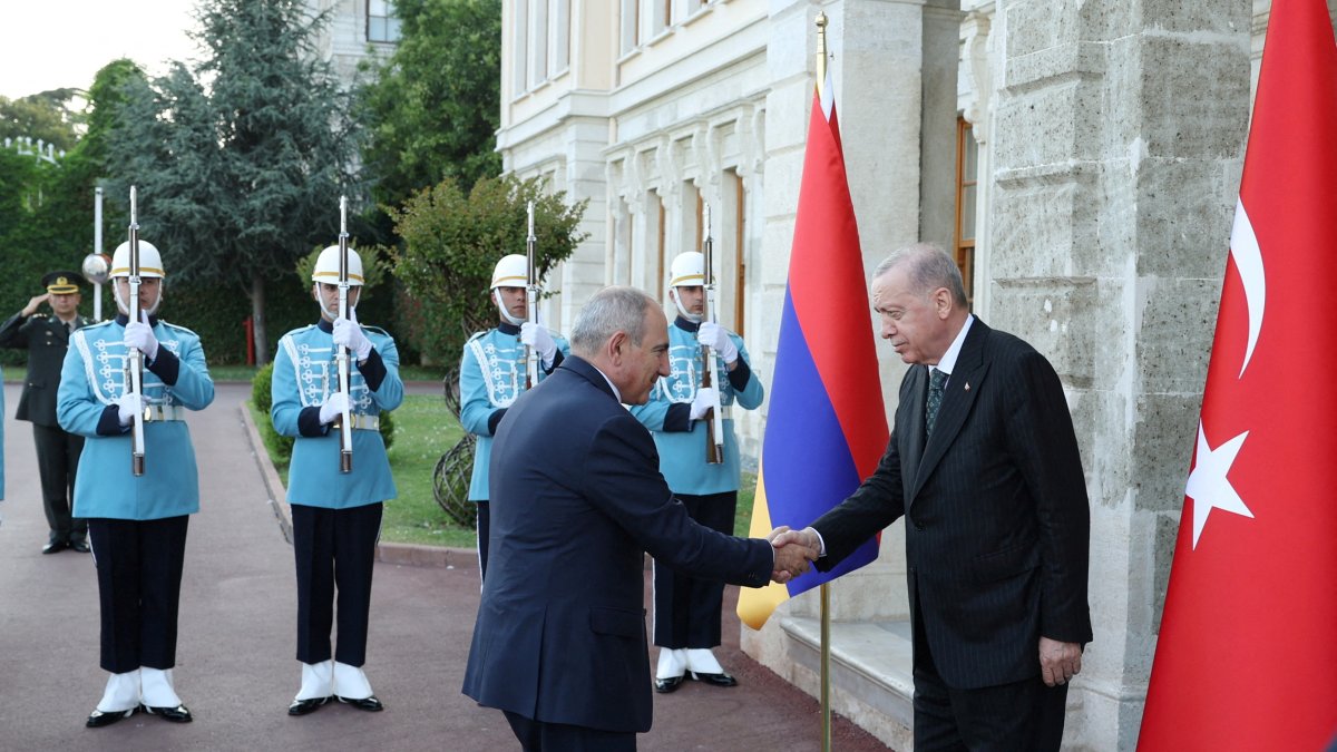 President Recep Tayyip Erdoğan (R) meets with Armenian Prime Minister Nikol Pashinyan, Istanbul, Türkiye, June 20, 2025. (Reuters Photo)