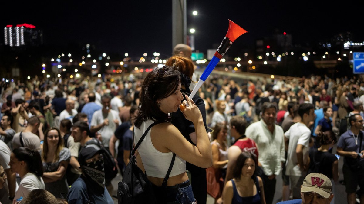 Thousands block key Serbia roads as anti-graft demos continue