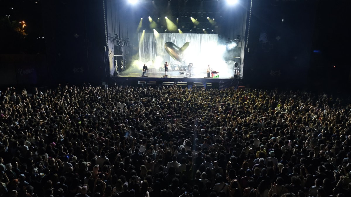 Fontaines DC raises Palestinian flag during powerful Istanbul show