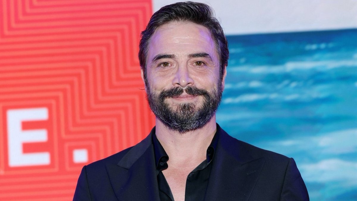 Renowned actor Ahmet Kural holds his award and poses at the Italian Global Series Festival, the Riccione and Rimini regions of Italy, June 28, 2025. (AA Photo)