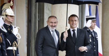 French President Emmanuel Macron (R) welcomes Armenian Prime Minister Nikol Pashinyan (L), Paris, France, Feb. 21, 2024. (AP Photo)
