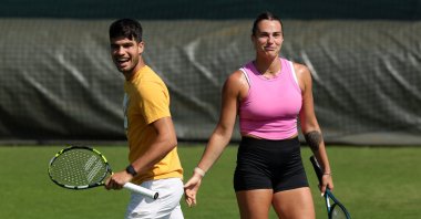 Carlos Alcaraz (L) interacts with Aryna Sabalenka during practice before The Championships Wimbledon 2024 at All England Lawn Tennis and Croquet Club, London, U.K., June 26, 2024. (Getty Images Photo)