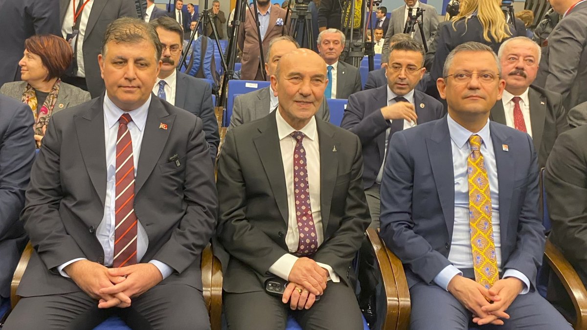 Tunç Soyer (C) sits next to his successor Cemil Tugay (L) and CHP Chair Özgür Özel (R) at an event, Izmir, western, Türkiye, March 14, 2024. (İHA Photo)