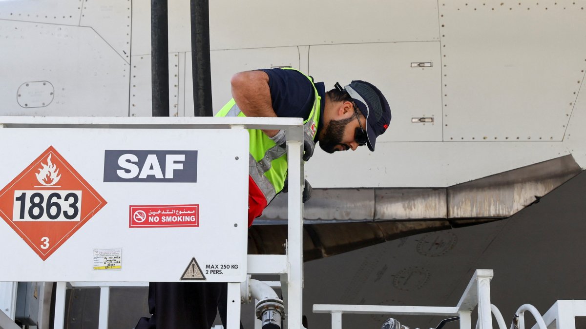 A staff member is pictured as he fills up the Emirates Airlines Boeing 777-300ER with Sustainable Aviation Fuel (SAF), during a milestone demonstration flight while running one of its engines on 100% (SAF), Dubai, United Arab Emirates (UAE), Jan. 30, 2023. (Reuters Photo)