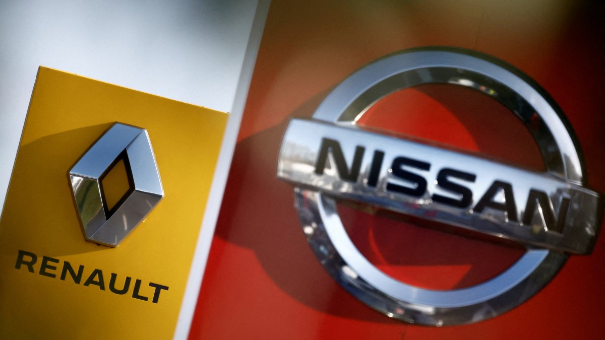 The logos of car manufacturers Renault and Nissan are seen in front of dealerships of the companies, Saint-Nazaire, France, Feb. 6, 2023. (Reuters Photo)