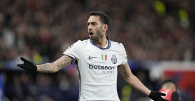 Inter Milan&#039;s Hakan Çalhanoğlu gestures during the Champions League league phase match against Bayer Leverkusen at the BayArena, Leverkusen, Germany, Dec. 10, 2024. (AP Photo)