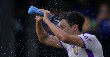 Al Ain&#039;s Park Yong-woo cools off during the Club World Cup Group G match between Wydad AC and Al Ain FC, Washington, U.S., June 26, 2025. (AP Photo)