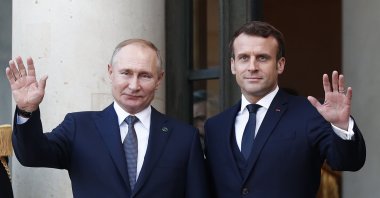 French President Emmanuel Macron (R) greets Russian President Vladimir Putin at the Elysee Palace in Paris, France, Dec. 9, 2019. (EPA Photo)