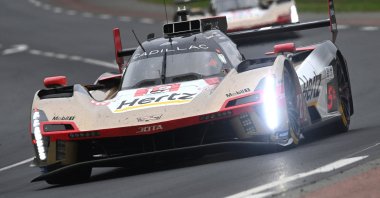 Cadillac Hertz Team Jota&#039;s British driver Will Stevens steers his hypercar in front of Cadillac Hertz Team Jota&#039;s New Zealand driver Earl Bamber during the 2025 Le Mans 24-hour endurance race, at the Le Mans circuit, France, June 14, 2025. (AFP hoto)