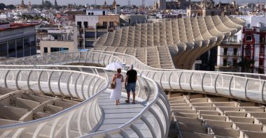 A tourist walks with an umbrella on Las Setas, during a heatwave, in Seville, Spain, July 2, 2025. REUTERS/Claudia Greco