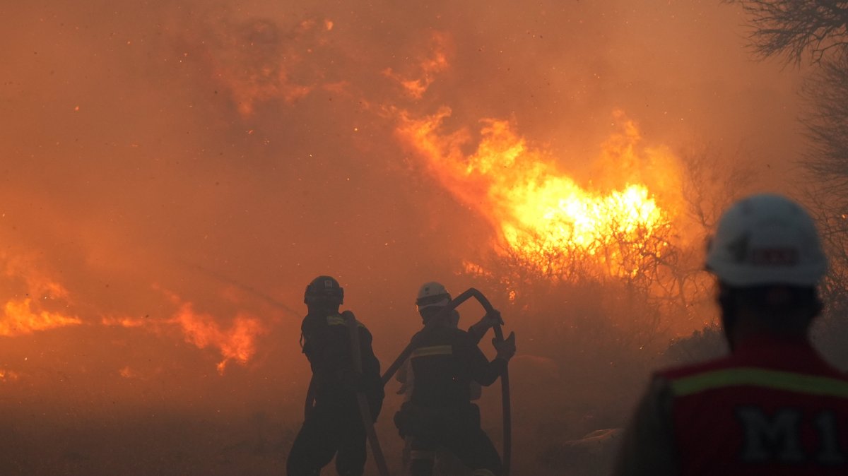 Firefighting teams coordinate aerial and ground efforts to control the spreading forest fire in Ödemiş district, Izmir, Türkiye, July 2, 2025. (AA photo)