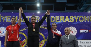 Turkish Weightlifting Federation President Talat Ünlü awards medals to top athletes during the Clubs Türkiye Weightlifting Championship, Samsun, Türkiye, June 27, 2025. (AA Photo)