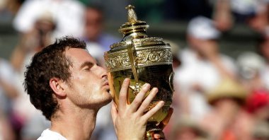 Britain&#039;s Andy Murray kisses the winner&#039;s trophy after defeating Novak Djokovic in their men&#039;s singles final tennis match at the Wimbledon Tennis Championships, London, U.K., July 7, 2013. (Reuters Photo)