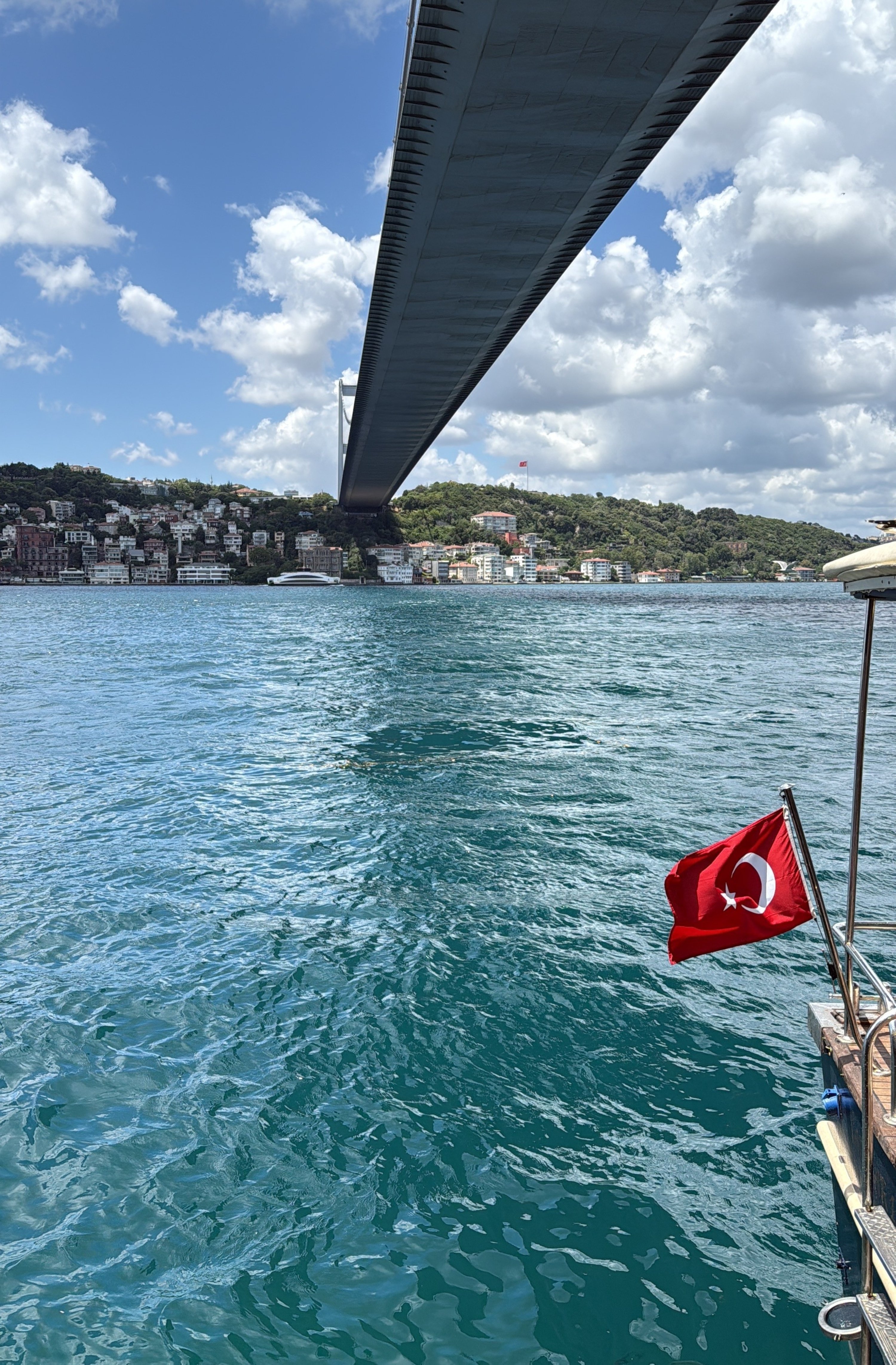Pemandangan dari Restoran Lacivert, Istanbul, Türkiye, 27 Juni 2025. (Foto oleh İlker Topdemir)