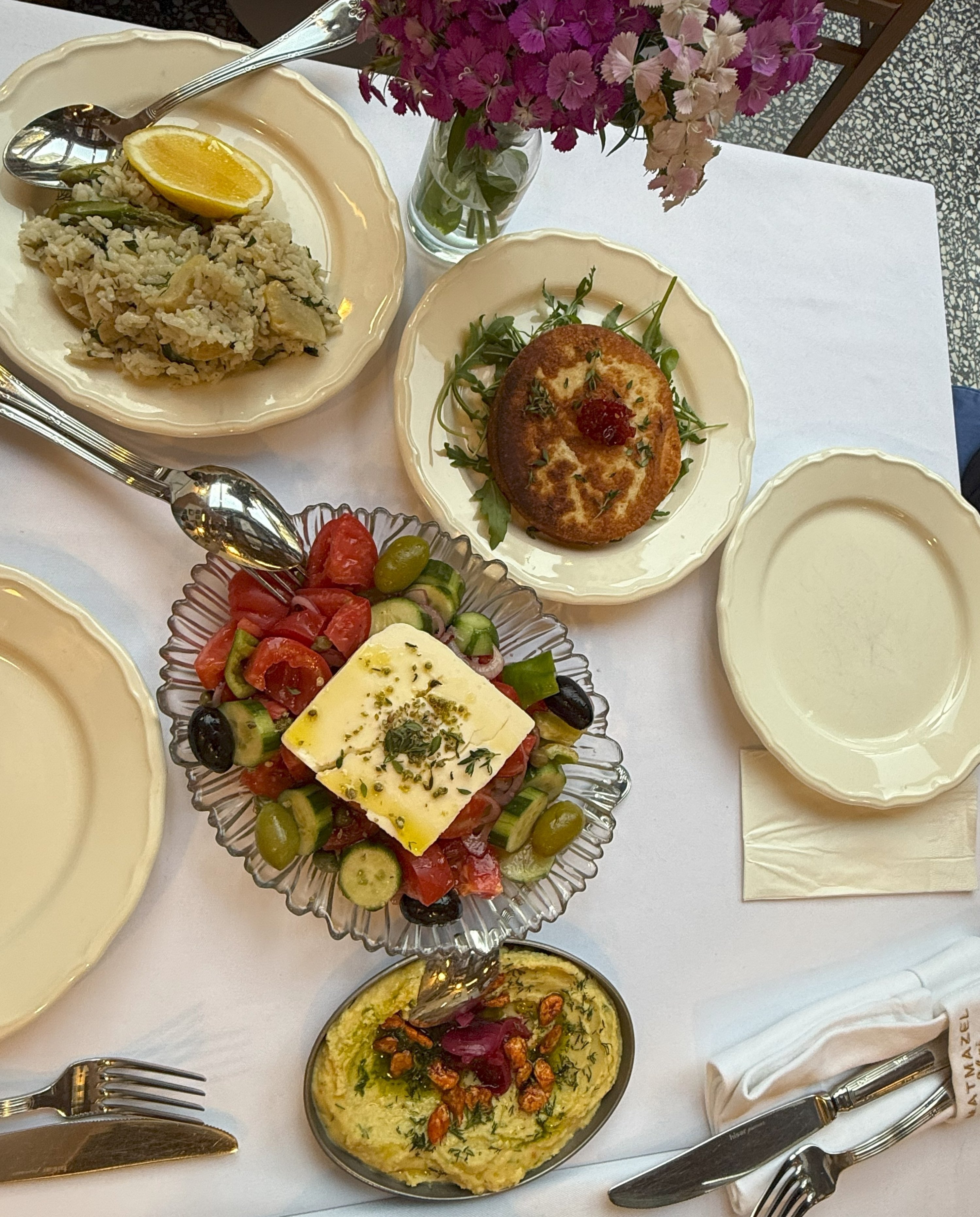 Hidangan yang disajikan di Matmazel Eleni Restaurant, Istanbul, Türkiye, 28 Juni 2025. (Foto oleh İlker Topdemir)