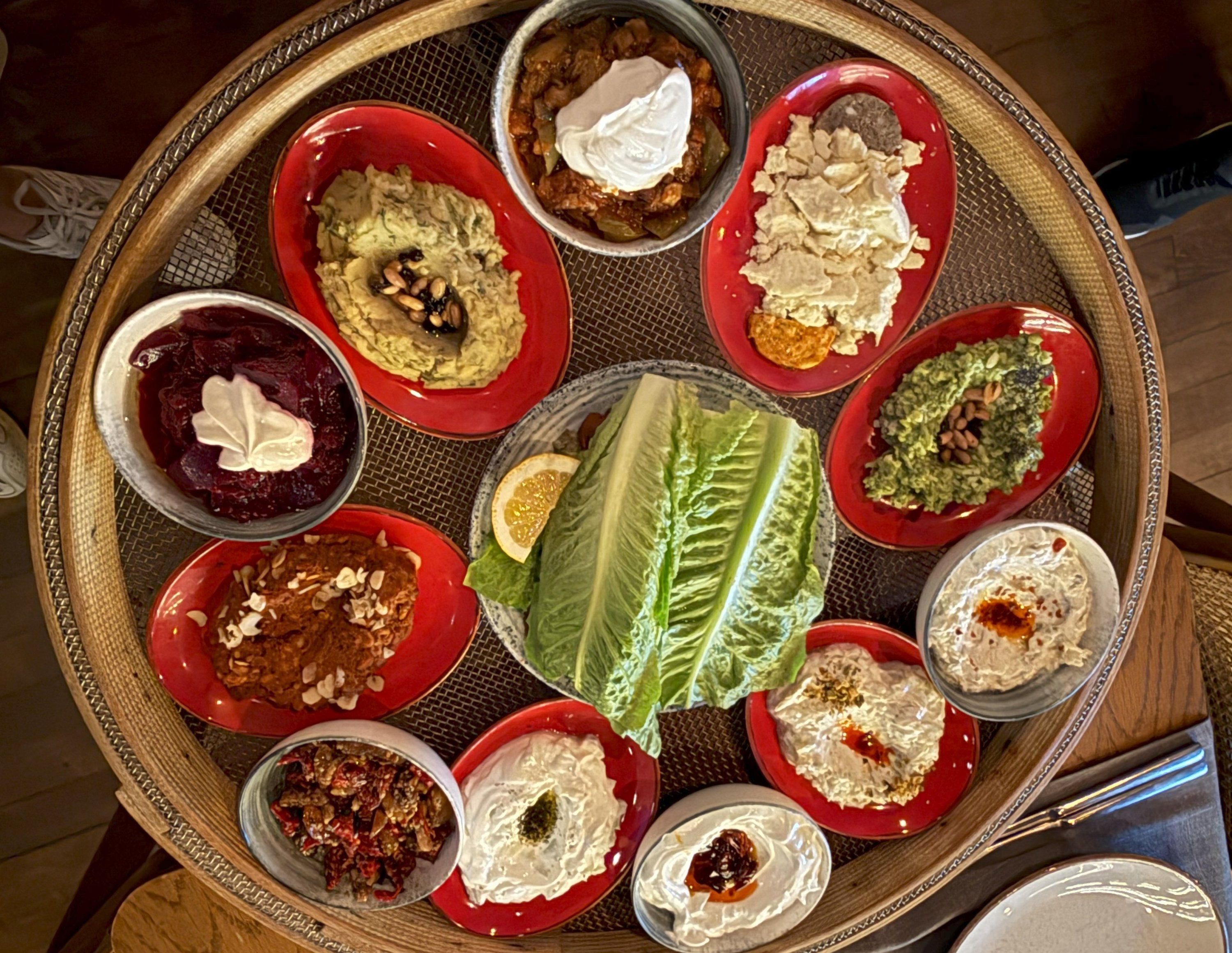 Mezes Turki Tradisional Disajikan di Ali Ocakbaşı, Istanbul, Türkiye, 27 Juni 2025. (Foto oleh İlker Topdemir)