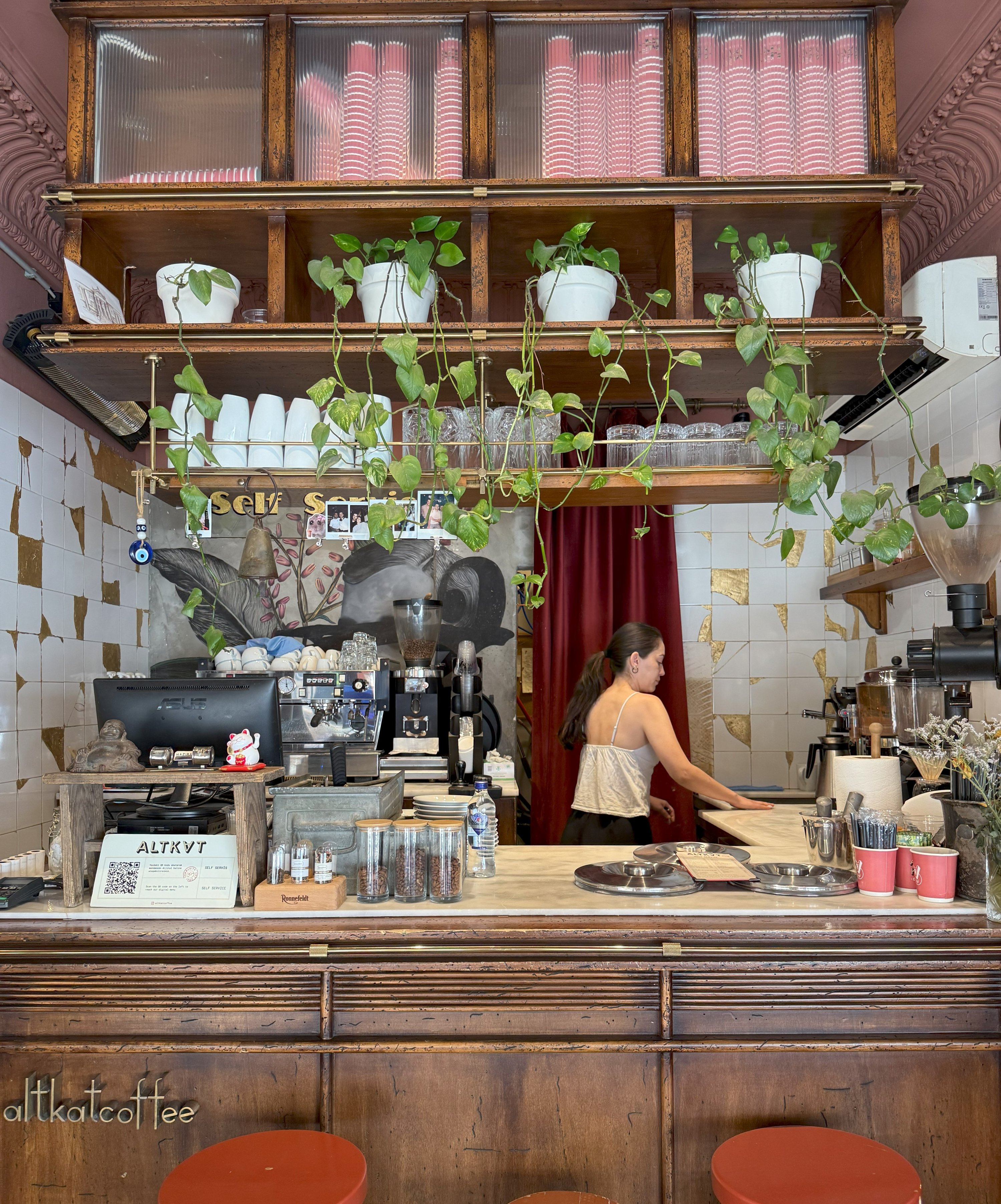 Terselip di antara Ivy di Kadıköy sejak tahun 2021, Altkat Coffee menonjol dengan minuman terbaiknya, kue -kue yang lezat dan getaran bohemian nostalgia. (Foto oleh İlker Topdemir)