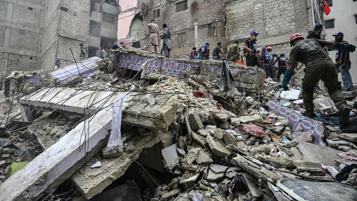 A rescue operation is underway at the site where a residential building collapsed, Karachi, Pakistan, July 4, 2025. (AFP Photo)