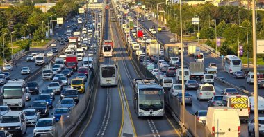 A busy main street crowded on both sides during rush hour, Istanbul, Türkiye, June 24, 2025. (Shutterstock Photo) 