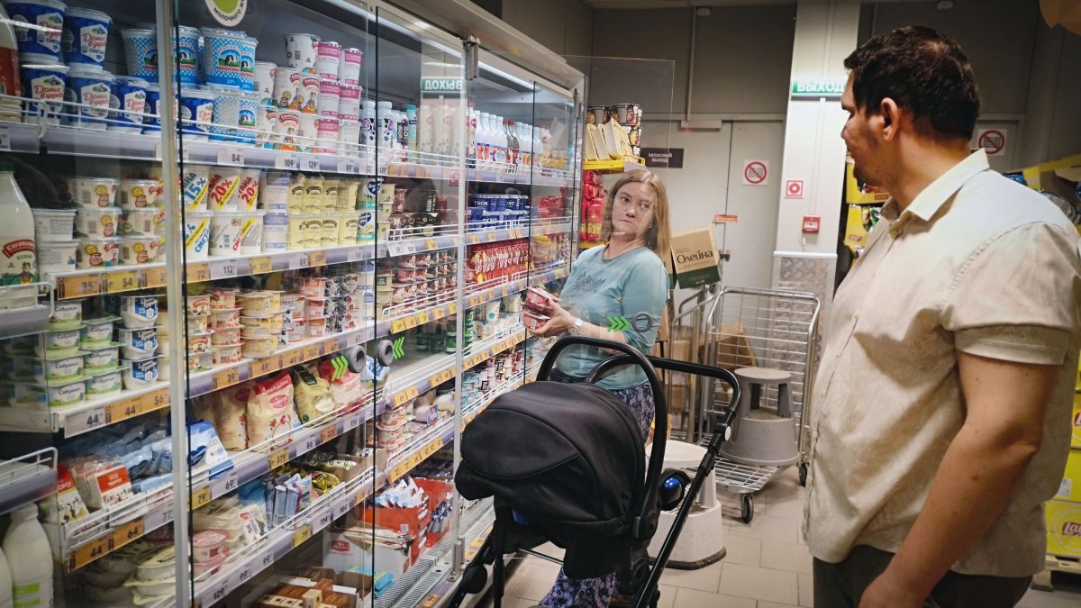 Maria Tyabut and her husband Sergei Duzhikov choose food at a shop in the Moscow suburb of Mytishchi, Russia, June 17, 2025. (AFP Photo)