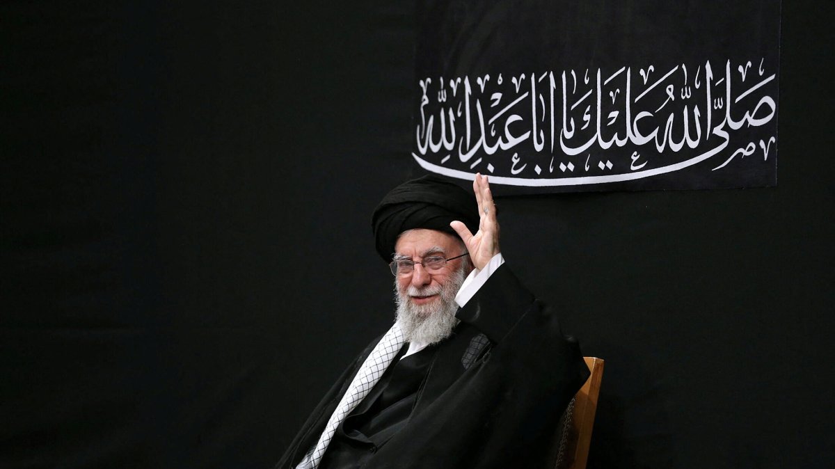 Der Iraner Khamenei tritt zum ersten Mal seit dem Krieg mit Israel wieder ...