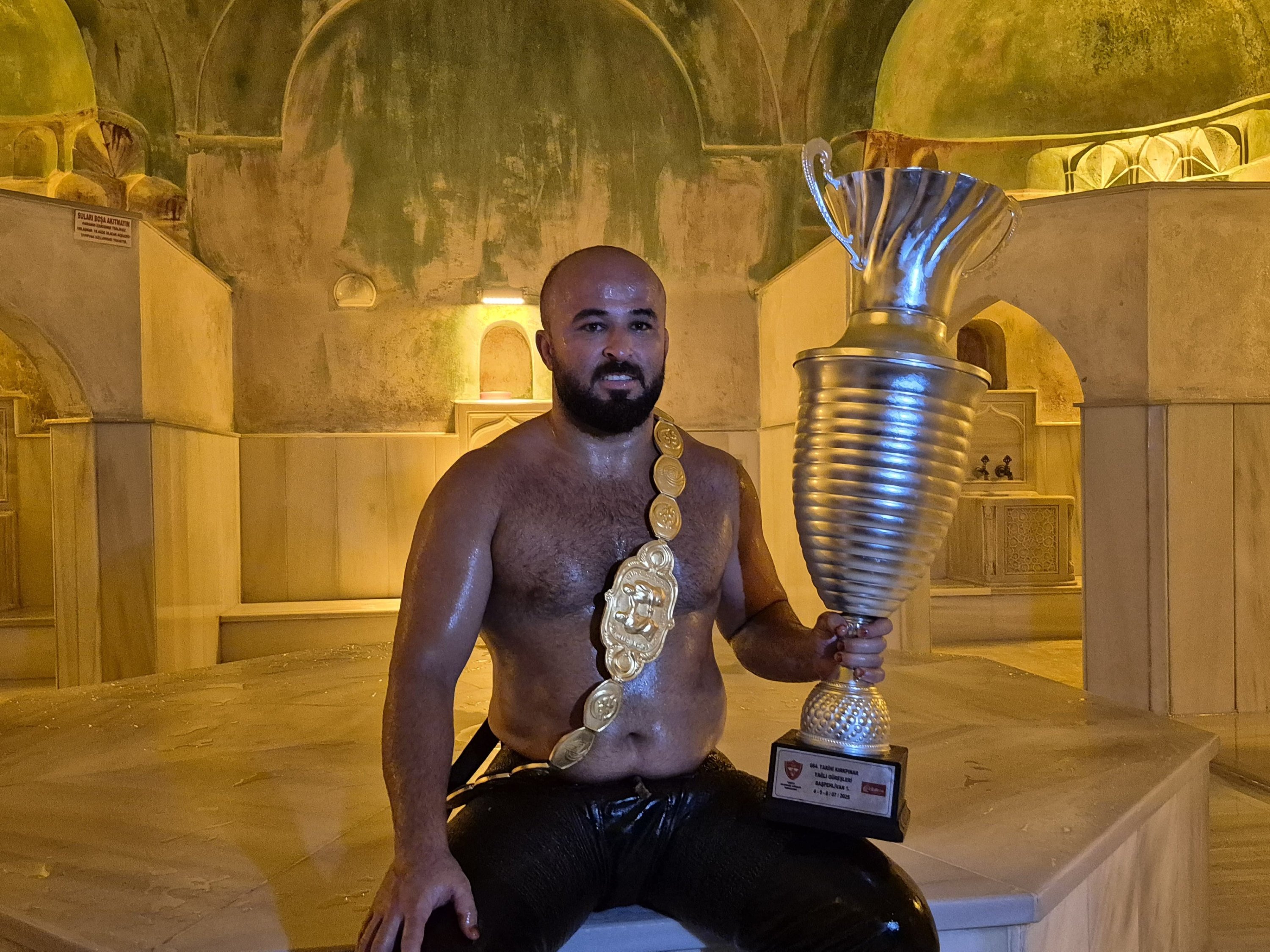 Былғары қолғаптағы қыздардың секс фотосуреттері