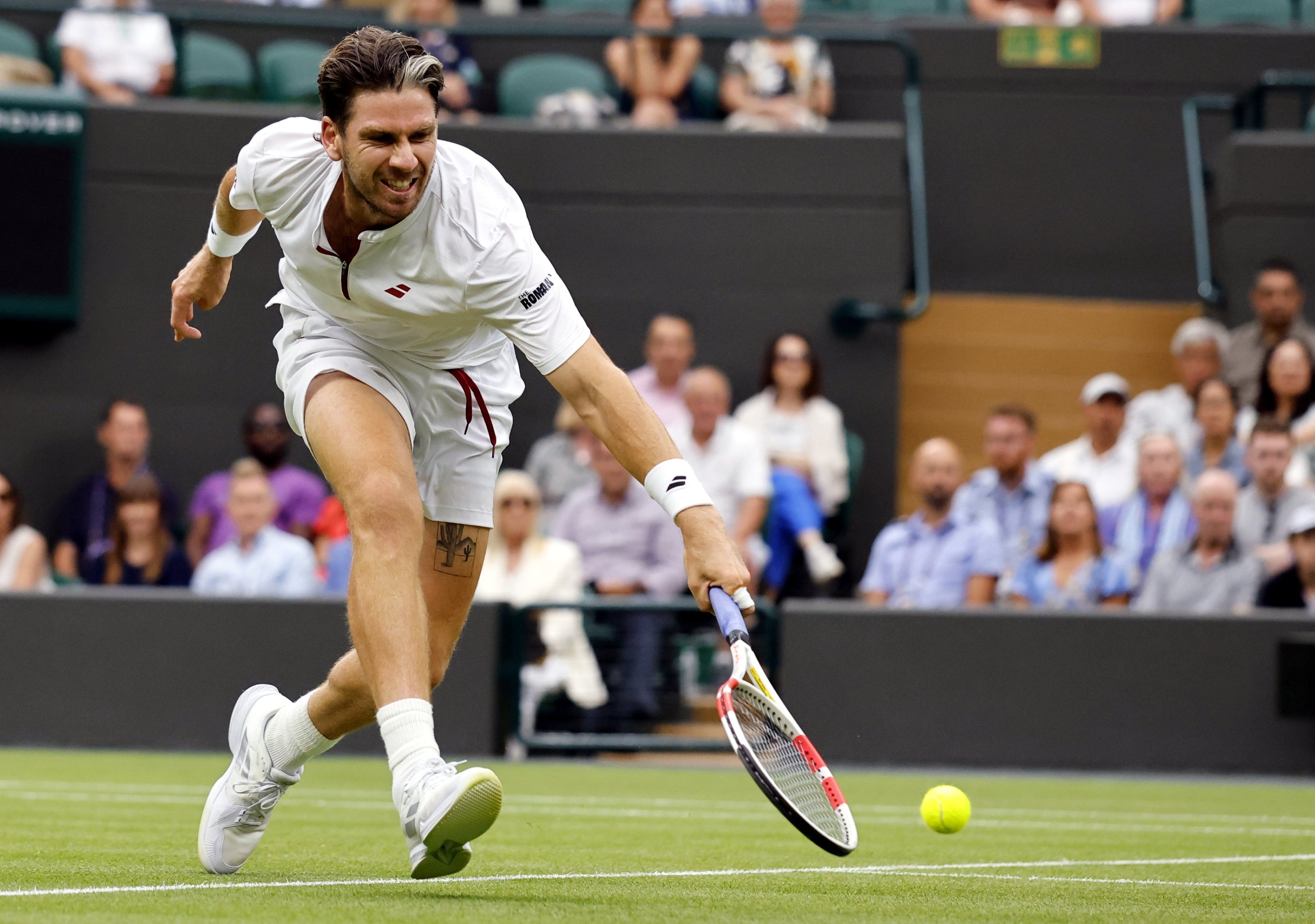 Britanya'dan Cameron Norrie, Wimbledon Şampiyonalarında Şili'den Nicolas Jarry'ye karşı 16 maç sırasında eylemde, Wimbledon, Londra, İngiltere, 6 Temmuz 2025. (EPA fotoğrafı)
