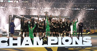 Mexico&#039;s players celebrate with the trophy their victory at the end of the Concacaf Gold Cup final football match against USMNT at NRG Stadium, Houston, U.S., July 6, 2025. (AFP Photo)