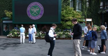 Spectators observe a minute of silence to mark the 20th anniversary of the deadly July 7, 2005, London bombings ahead of the day's play at the All England Lawn Tennis and Croquet Club, London, U.S., July 7, 2025. (Reuters Photo)