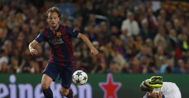 Bayern Munich&#039;s Jerome Boateng (R) grimaces on the ground as Barcelona&#039;s Ivan Rakitic controls the ball during the Champions League semifinal first leg match between Barcelona and Bayern Munich at the Camp Nou stadium, Barcelona, Spain, May 6, 2015. (AP Photo)